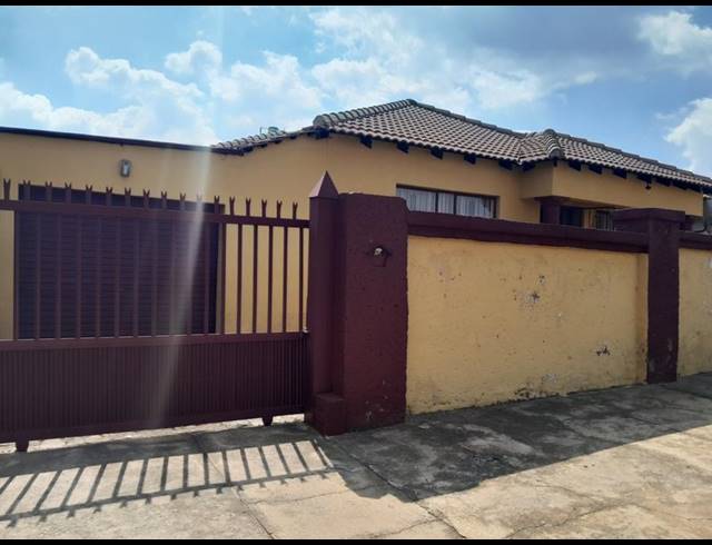 3 BEDROOM HOUSE FOR SALE IN SOSHANGUVE EAST EXT 3